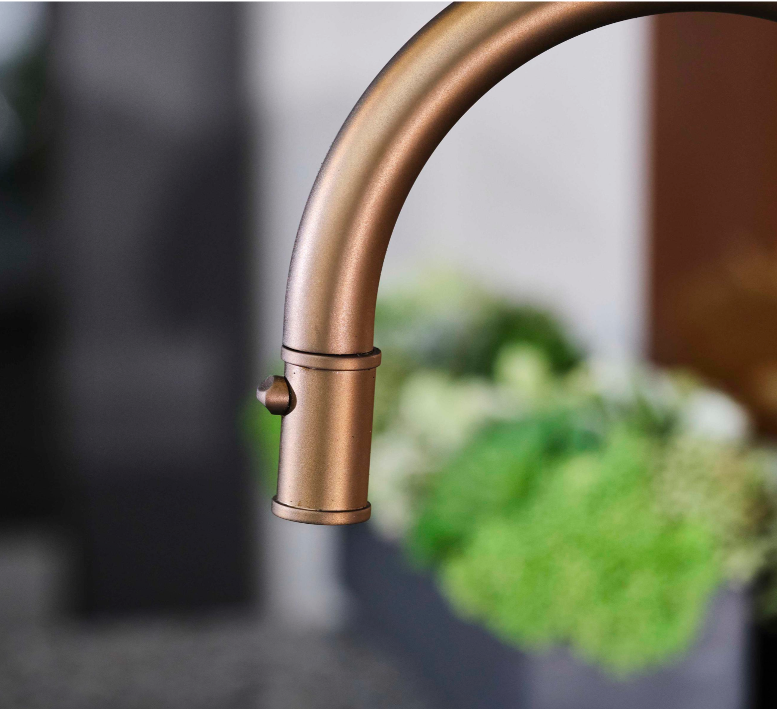 Detailaufnahme der Perrin & Rowe Southbank Monoblock-Küchenarmatur: gebogener Auslauf mit integrierter Pull-Down-Ausziehbrause und kannelierten Akzenten – zeitloses Mid-Century-Design für anspruchsvolle Küchen