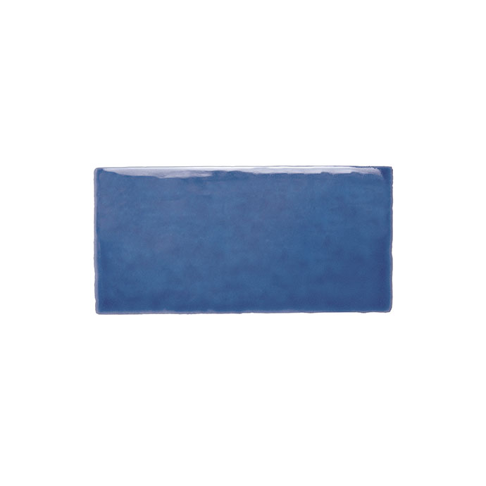 Blaue rechteckige Wandfliese mit glänzender Oberfläche 7,5 x 15 cm Glänzende, rechteckige Wandfliese in Blau, Größe 7,5 x 15 cm, isoliert auf weißem Hintergrund