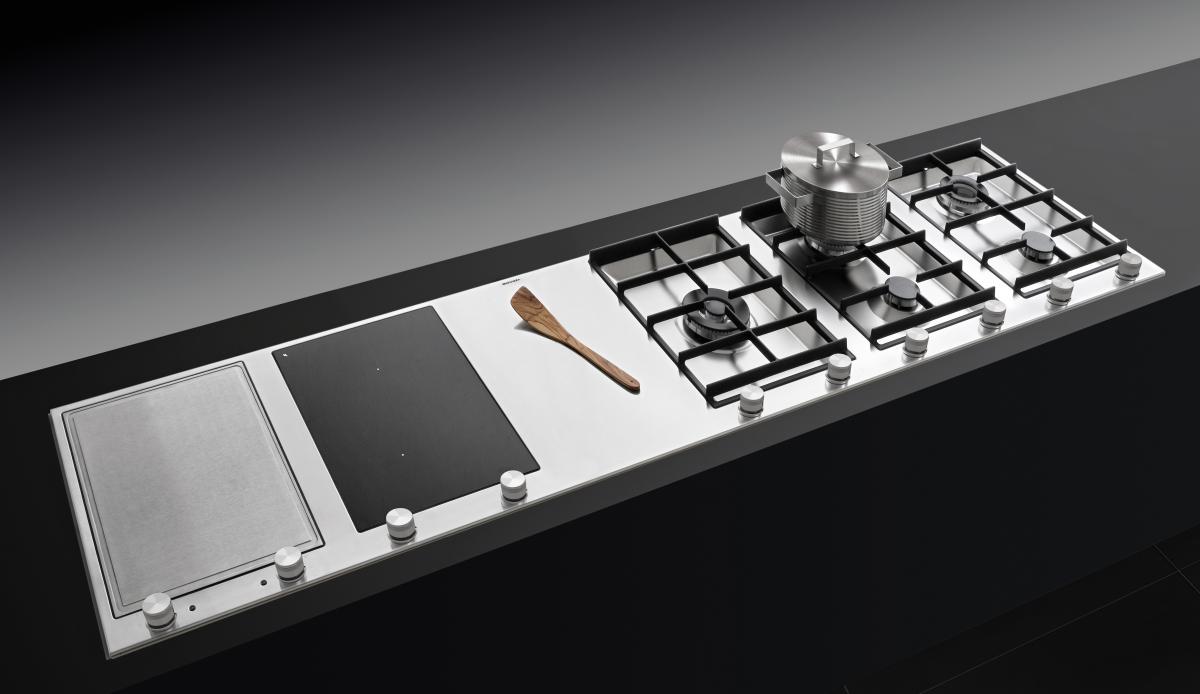 Moderne Edelstahl-Kochinsel mit Gasherd, Grillplatte und Kochutensilien Kochinsel aus Edelstahl mit Gasherd, Grillplatte, Kochlöffel und Topf, ideal für moderne Küchen