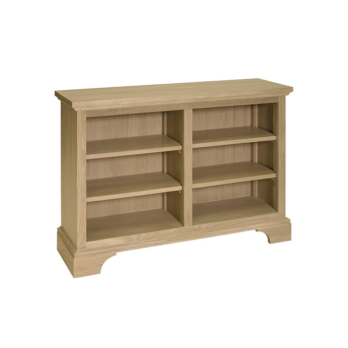 Offenes Regal aus hellem Holz mit sechs Fächern für Bücher oder Dekoration Offenes, niedriges Regal aus hellem Holz mit sechs Ablageflächen, geeignet für Bücher oder Dekorationsgegenstände