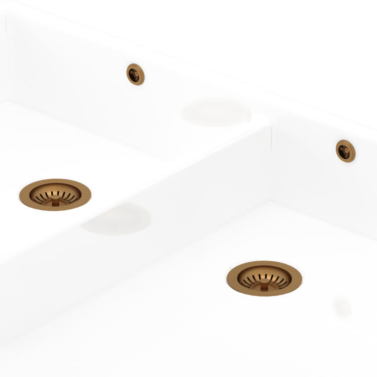 Detailansicht der Perrin & Rowe Ablaufgarnitur E.6475 für Doppelbecken: zwei Siebabläufe und Überlaufanschlüsse in Messing/Gold auf weißer Spüle – passgenaues Ablauf- und Überlauf-Set für exklusive Küchen