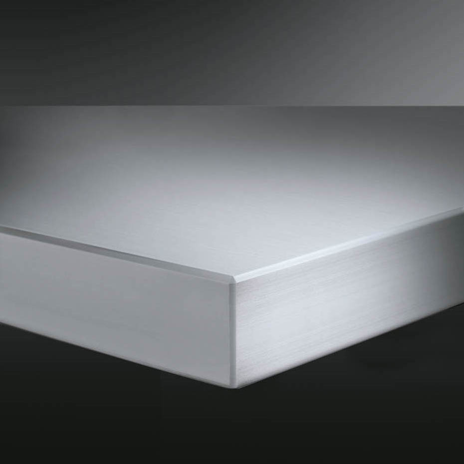 Edelstahlplatte gebürstet – moderne, hochwertige Metalloberfläche für Möbel oder Arbeitsplatten Detailansicht einer gebürsteten Edelstahlplatte mit glatter Kante, geeignet für Küche, Möbelbau oder Industrieanwendungen