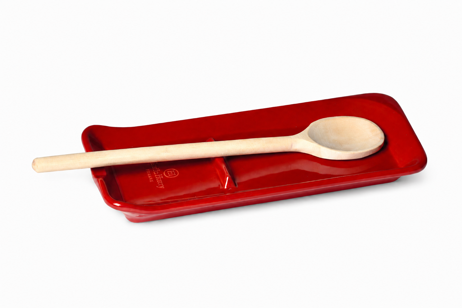 Rote Emile Henry Löffelablage aus Keramik mit Holzkochlöffel, 22,5 × 10 cm; erhöhte Ränder und Mittelsteg halten Flüssigkeiten zurück; spülmaschinengeeignet, hergestellt in Frankreich – Ablage für Kochlöffel und Küchenutensilien.