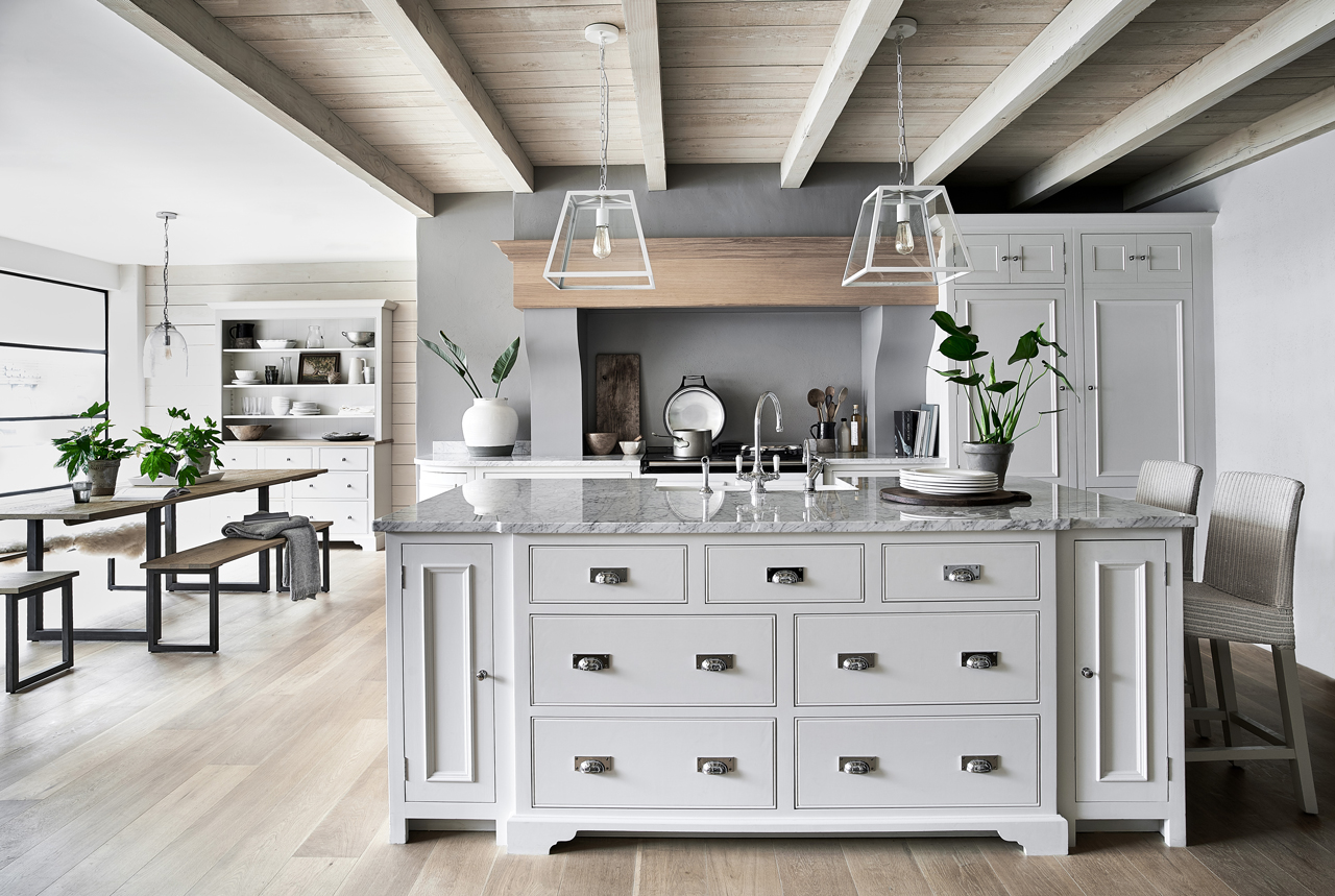 Moderne offene Küche mit Kücheninsel, Marmorarbeitsplatte und Essbereich aus Holz Helle, modern eingerichtete offene Küche mit Kücheninsel, Marmorarbeitsplatte, weißen Schränken, Esstisch aus Holz und zwei Hängelampen