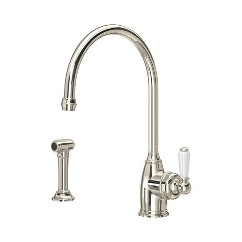 Klassische hochbogige Küchenarmatur aus poliertem Messing mit Einhebelmischer und separatem Handbrause-Sprühkopf; elegantes Retro-Design für das Spülbecken in der Küche