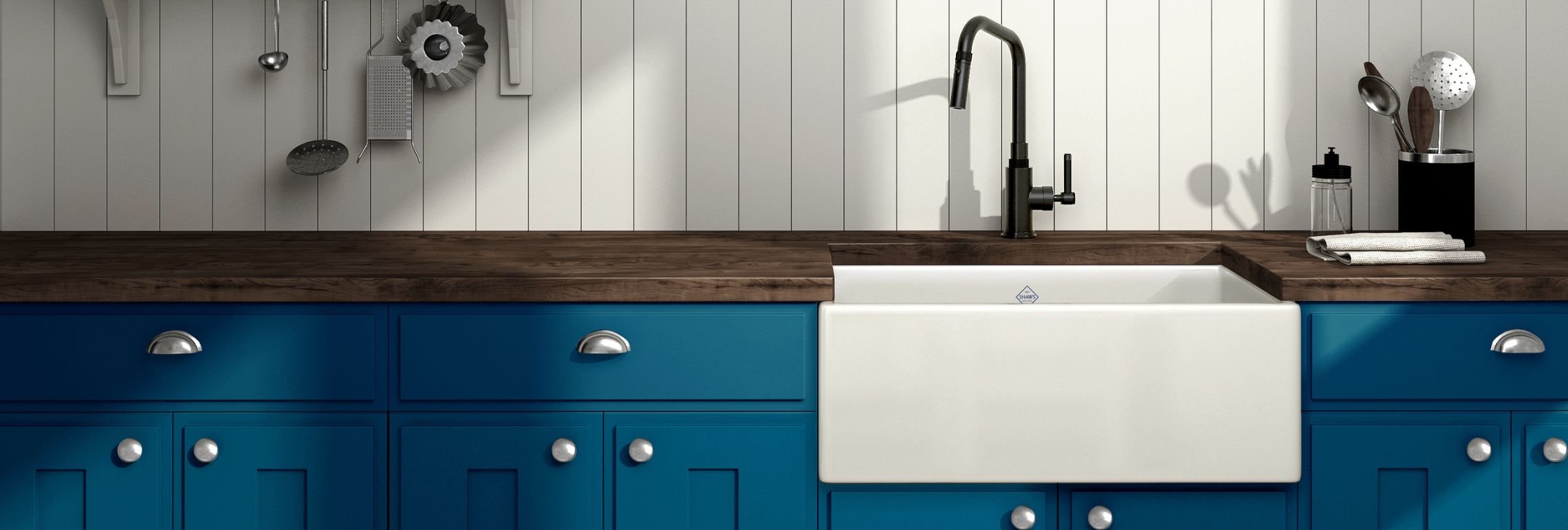 Bauernhaus-Spüle aus Keramik, blaue Schränke, Holz