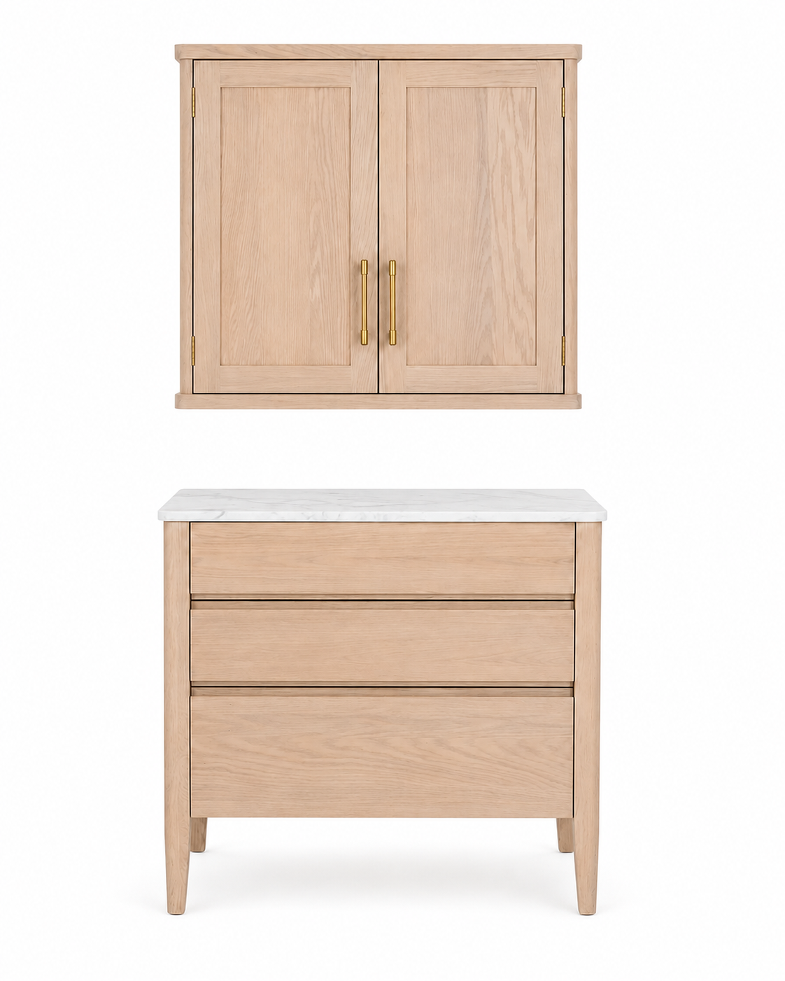 Helles Eiche-Badmöbel-Set: Unterschrank mit drei Schubladen und weißer Marmorplatte, dazu passender Hängeschrank mit goldfarbenen Griffen – modernes, natürliches Design