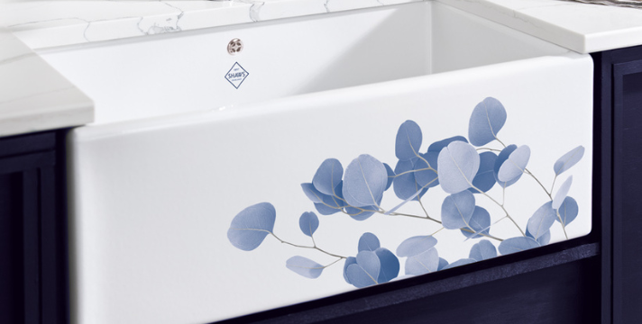 Keramikspülbecken mit blauem Blattdekor und Marmorarbeitsplatte in moderner Küche Modernes, weißes Keramikspülbecken mit dekorativem blauen Blattmuster und Marmorarbeitsplatte